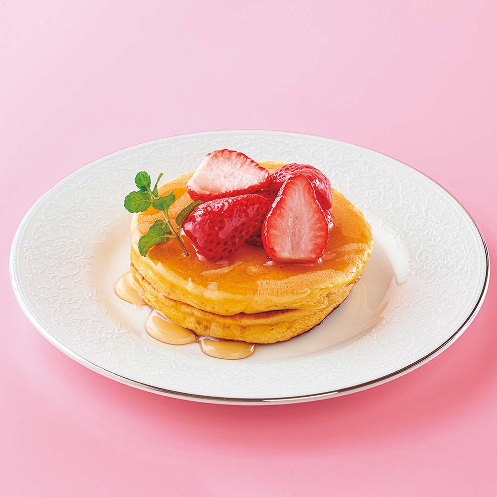 Honey pancakes with marinated strawberries