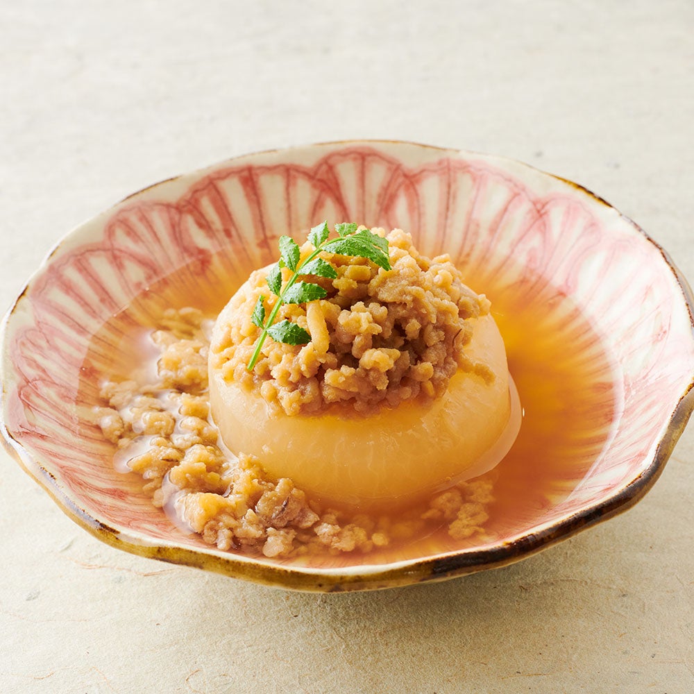 Steamed radish with honey and minced chicken in a thick sauce